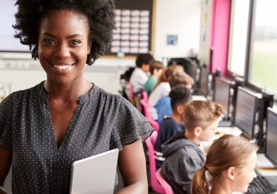 Lachende lerares in de klas